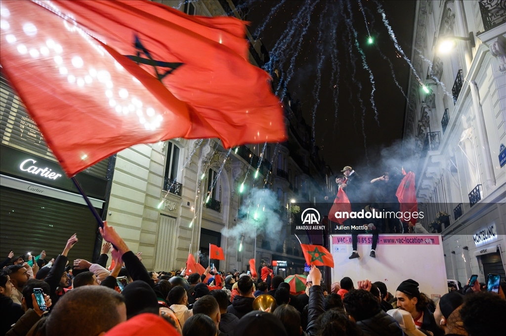 Warga Maroko turun ke jalan kota Paris setelah timnas negaranya lolos 16 besar Piala Dunia Qatar