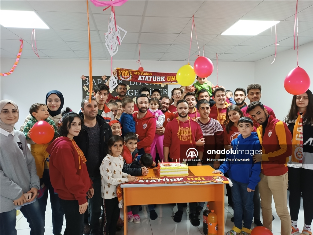 Erzurum'da taraftar grubundan özel öğrencilere pasta sürprizi