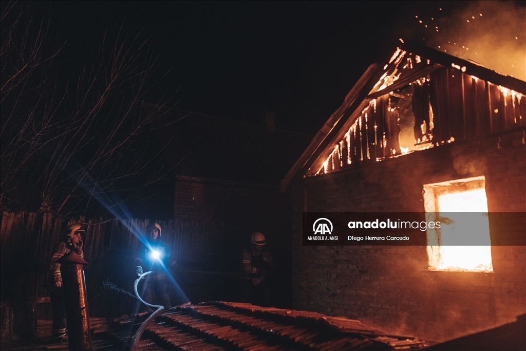 Ukrayna'nın Ivanivske Köyü'nde çıkan yangına ekipler müdahale etti