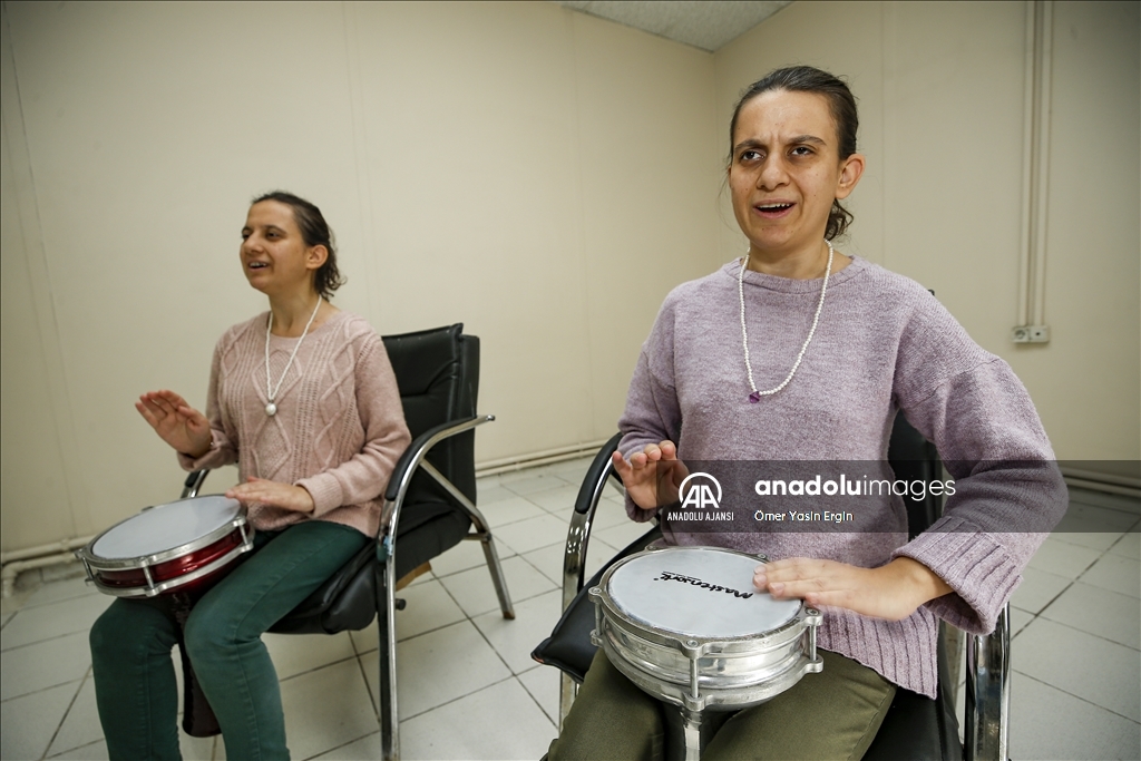 Diyarbakır'ın özel ikizleri, "Engelsiz Koro"da birlikte şarkı söylüyor