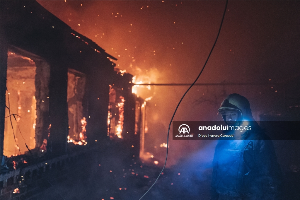 Ukrayna'nın Ivanivske Köyü'nde çıkan yangına ekipler müdahale etti