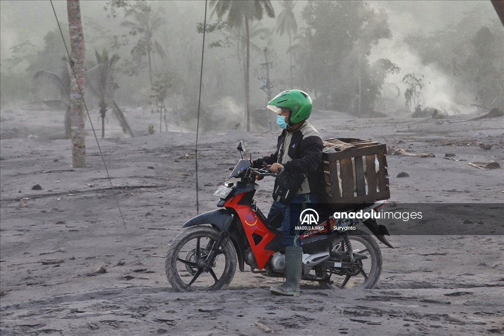 Endonezya'da Semeru Yanardağı lav püskürttü