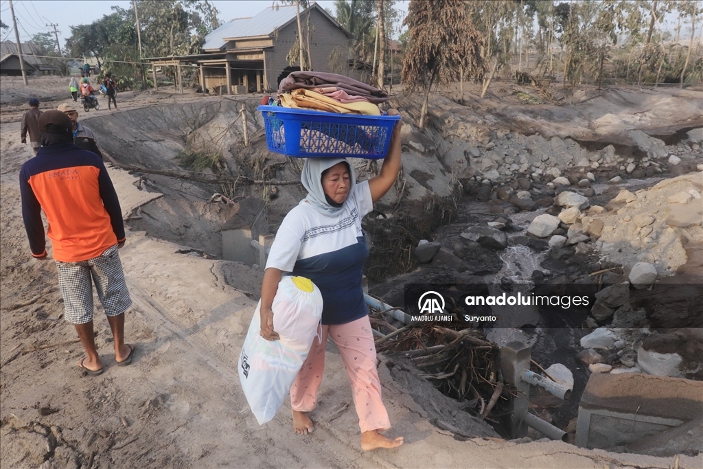 Endonezya'da Semeru Yanardağı lav püskürttü