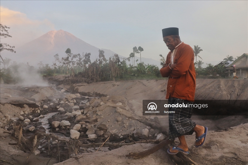 Endonezya'da Semeru Yanardağı lav püskürttü