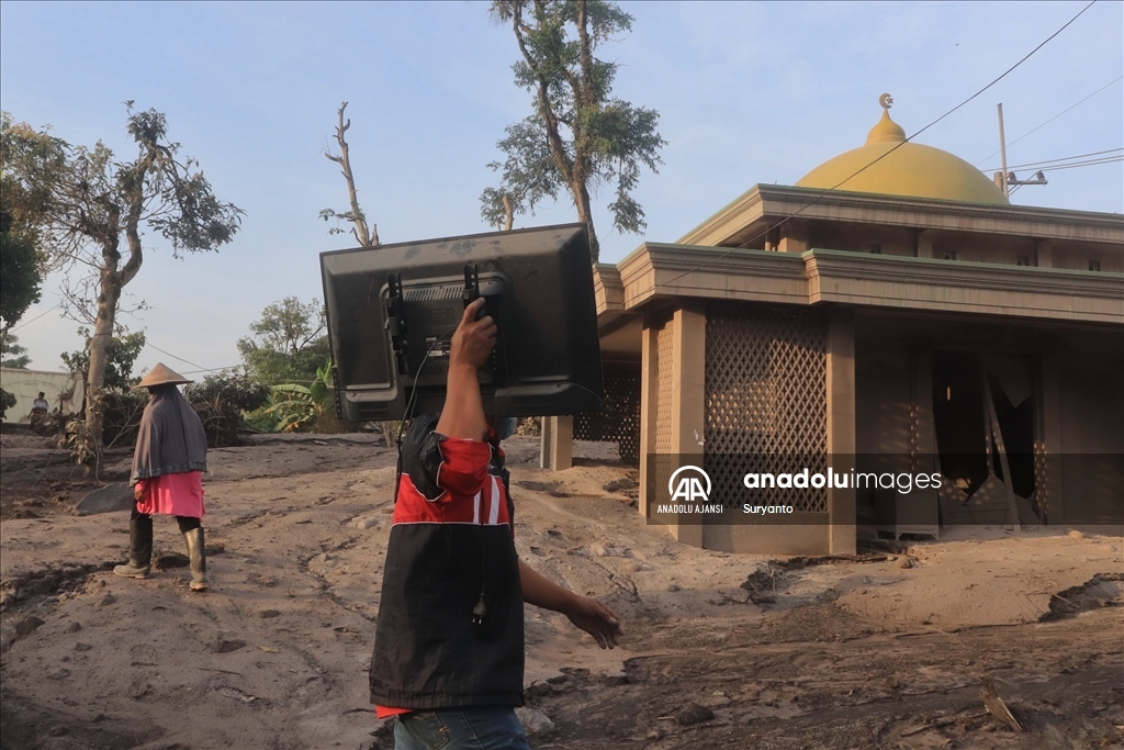 Endonezya'da Semeru Yanardağı lav püskürttü