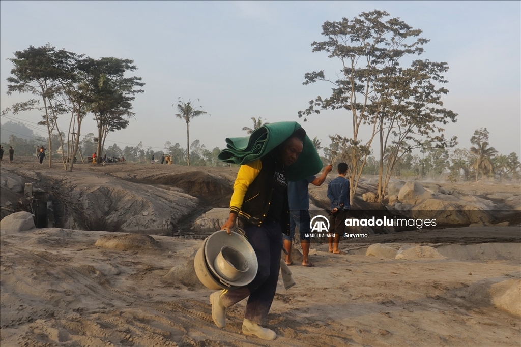 Endonezya'da Semeru Yanardağı lav püskürttü