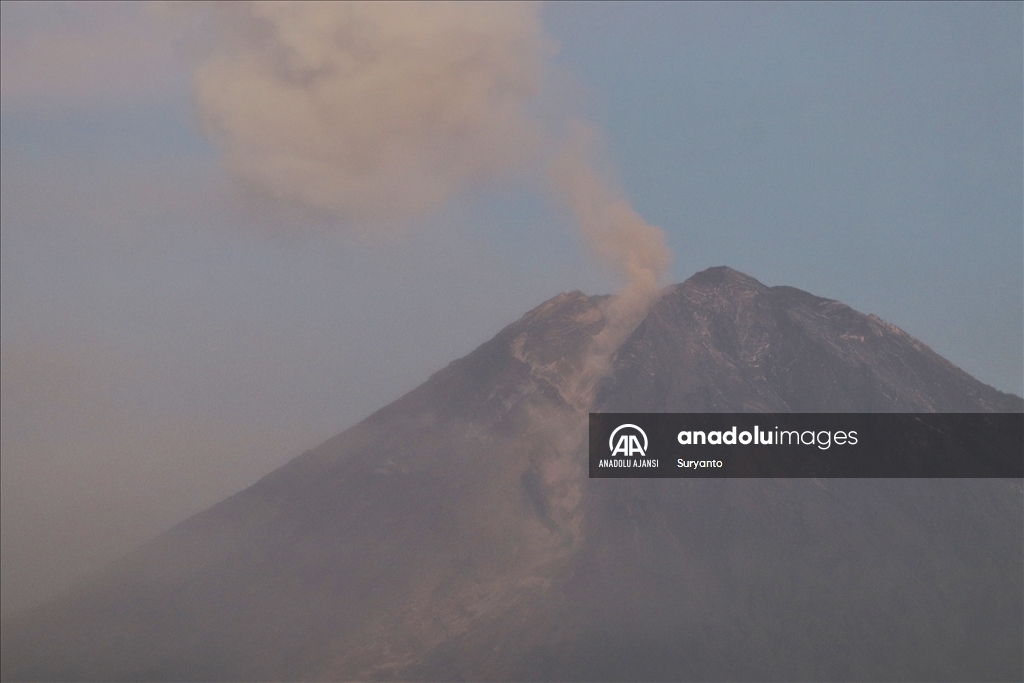 Endonezya'da Semeru Yanardağı lav püskürttü