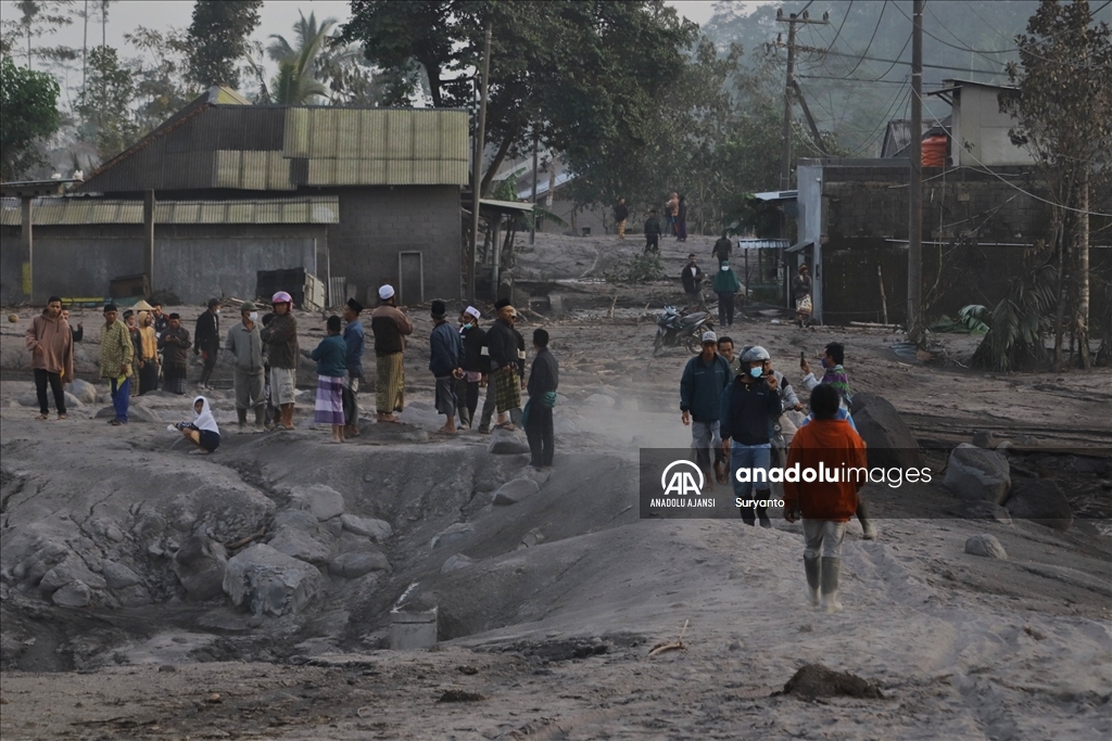 Endonezya'da Semeru Yanardağı lav püskürttü