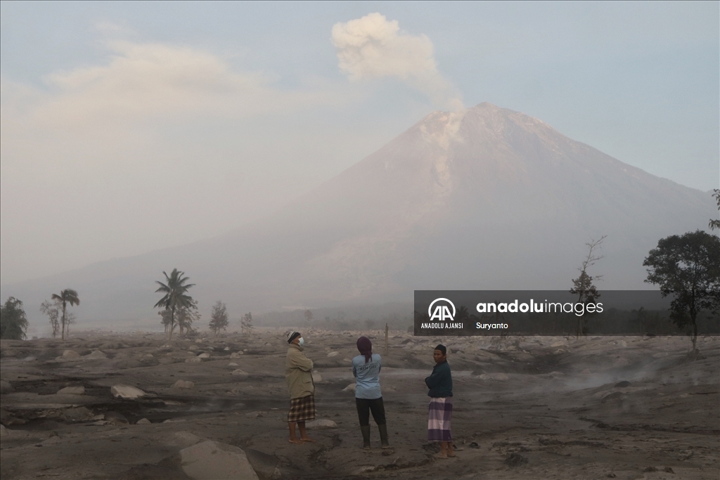 Endonezya'da Semeru Yanardağı lav püskürttü