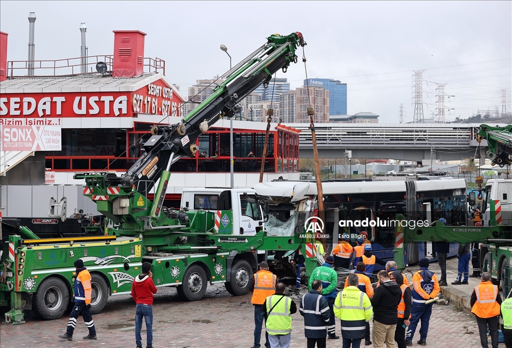 Alibeyköy'de tramvay ile İETT otobüsü çarpıştı