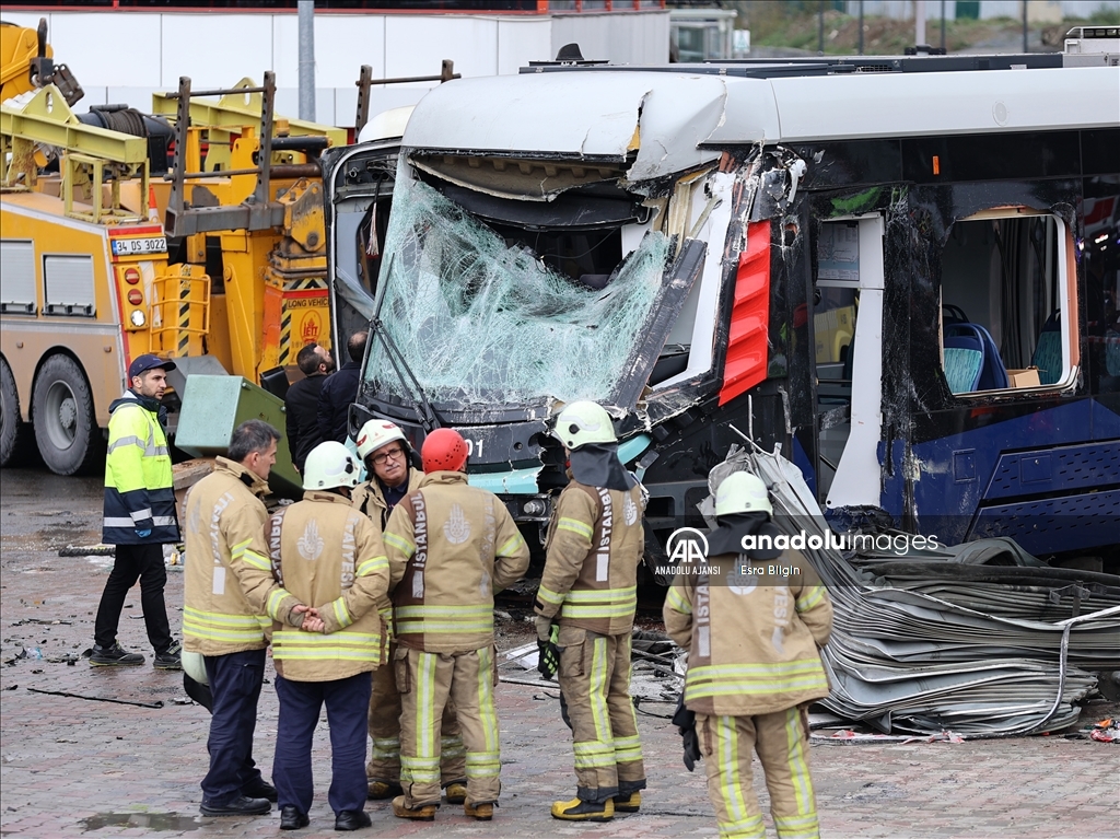 Alibeyköy'de tramvay ile İETT otobüsü çarpıştı