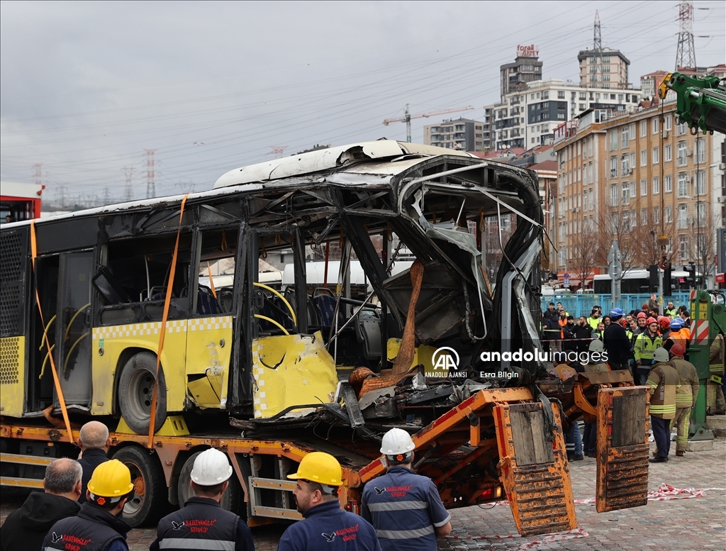 Alibeyköy'de tramvay ile İETT otobüsü çarpıştı