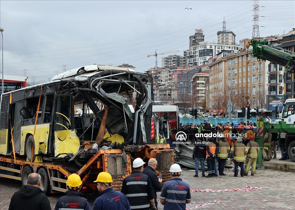 Alibeyköy'de tramvay ile İETT otobüsü çarpıştı
