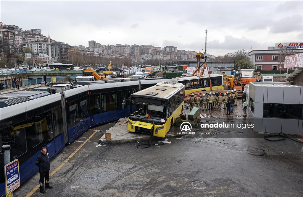 Alibeyköy'de tramvay ile İETT otobüsü çarpıştı