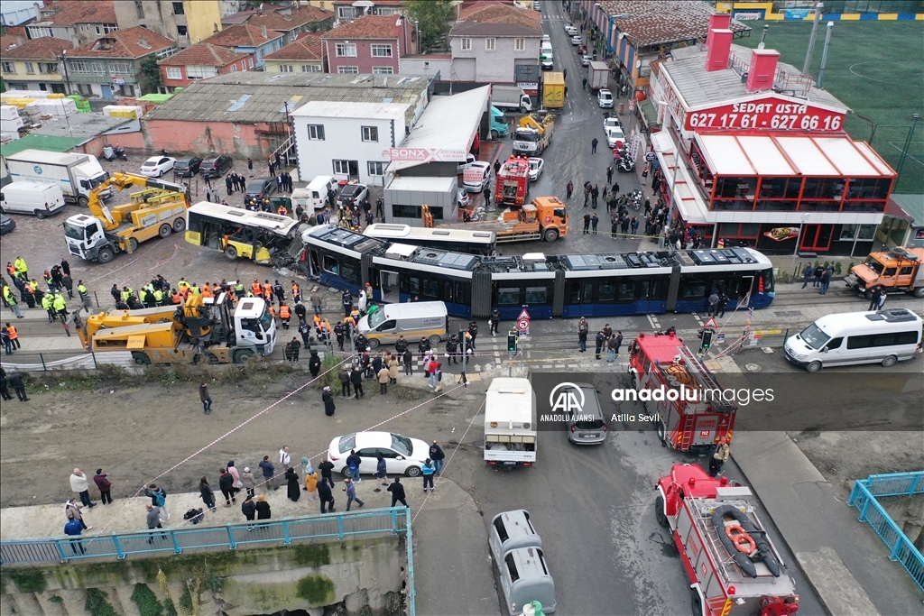 Alibeyköy'de tramvay ile İETT otobüsü çarpıştı