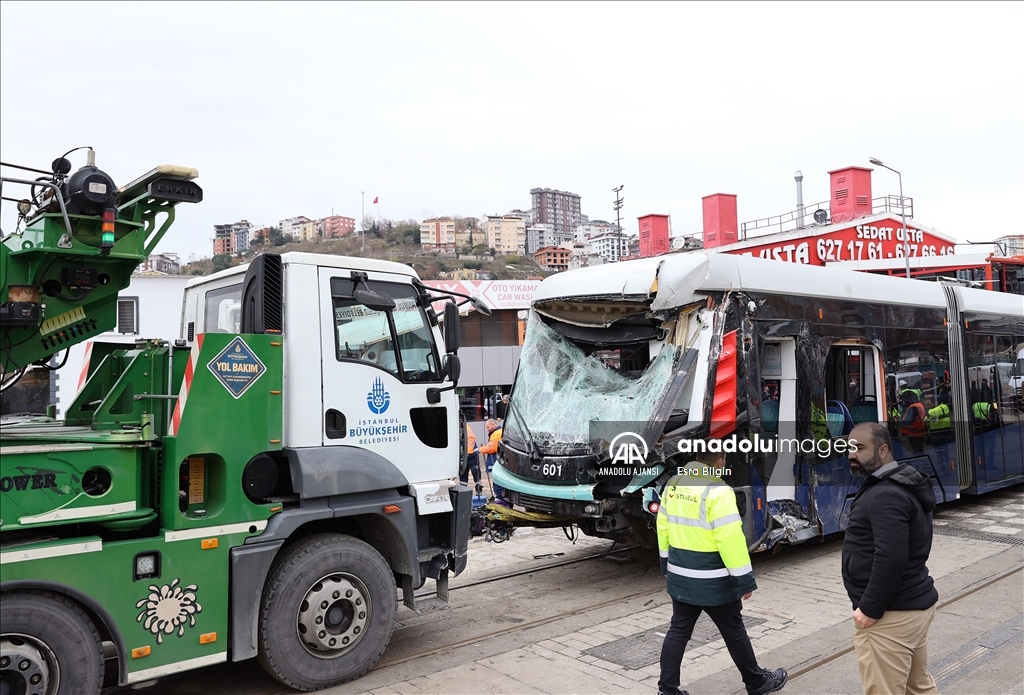 Alibeyköy'de tramvay ile İETT otobüsü çarpıştı
