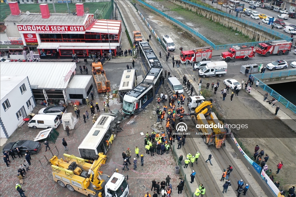 Alibeyköy'de tramvay ile İETT otobüsü çarpıştı