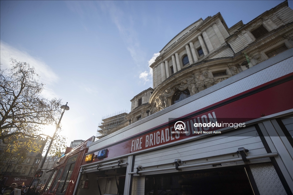Londra’da itfaiye çalışanları gösteri düzenledi
