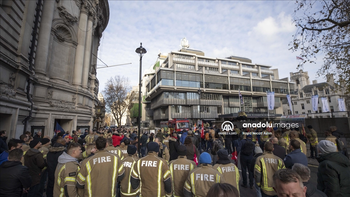 Londra’da itfaiye çalışanları gösteri düzenledi