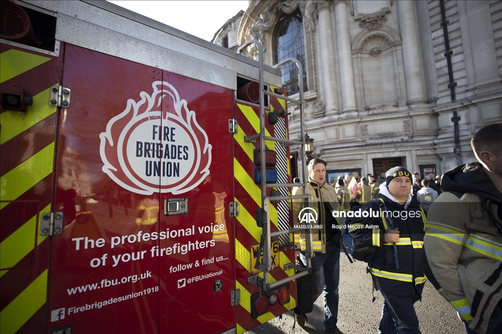 Londra’da itfaiye çalışanları gösteri düzenledi