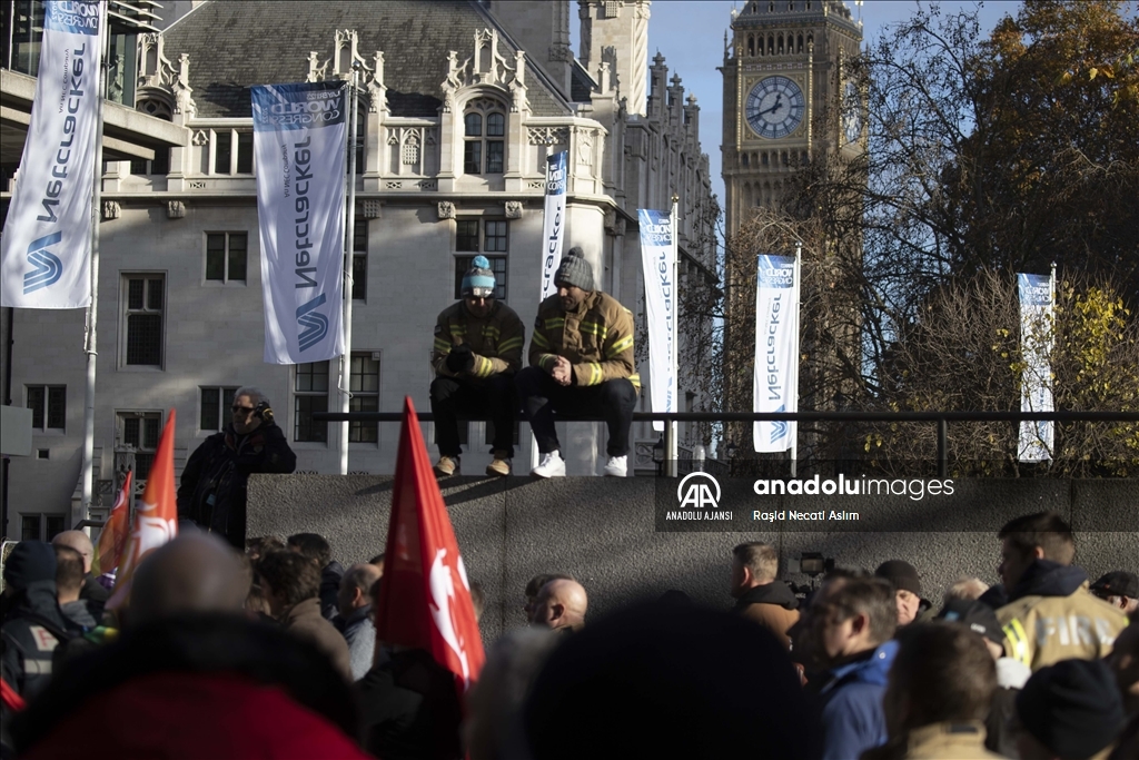 Londra’da itfaiye çalışanları gösteri düzenledi