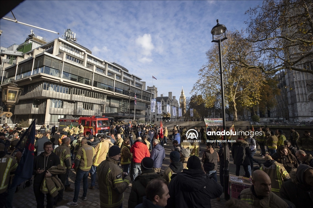 Londra’da itfaiye çalışanları gösteri düzenledi