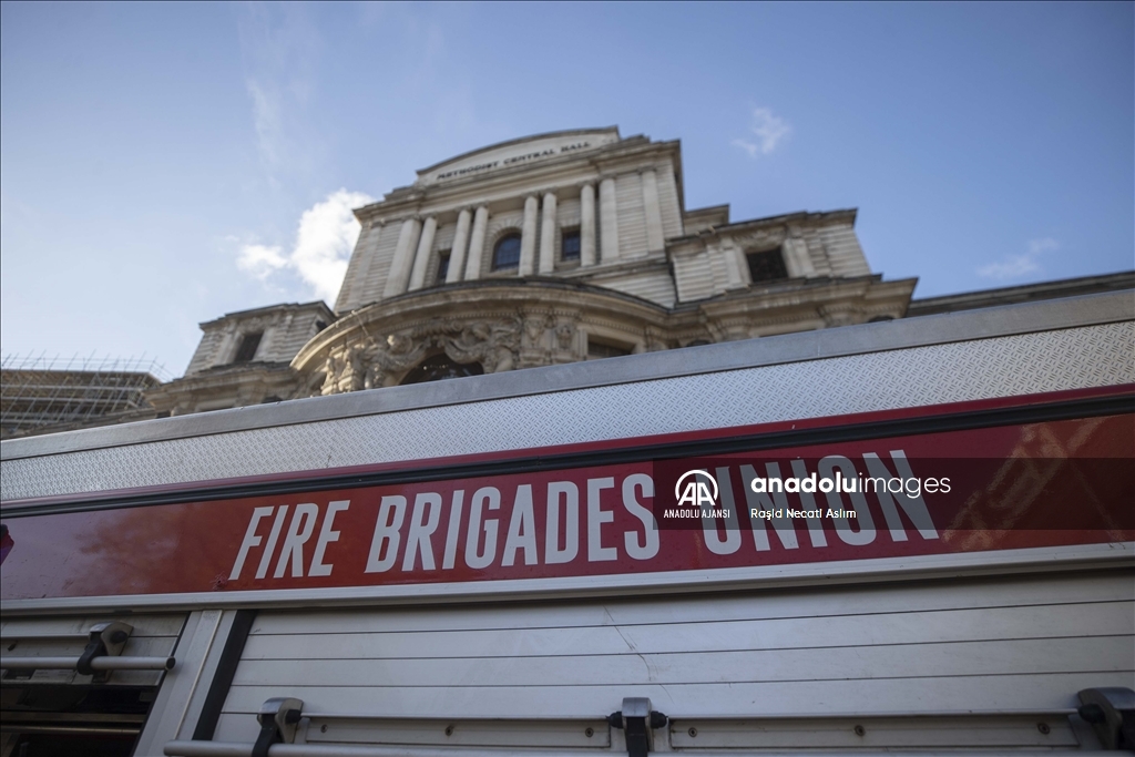 Londra’da itfaiye çalışanları gösteri düzenledi