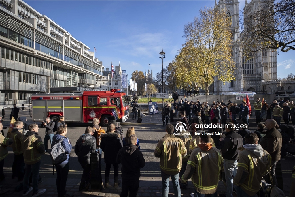 Londra’da itfaiye çalışanları gösteri düzenledi