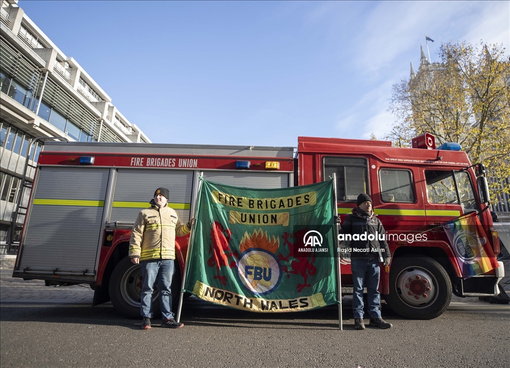 Londra’da itfaiye çalışanları gösteri düzenledi