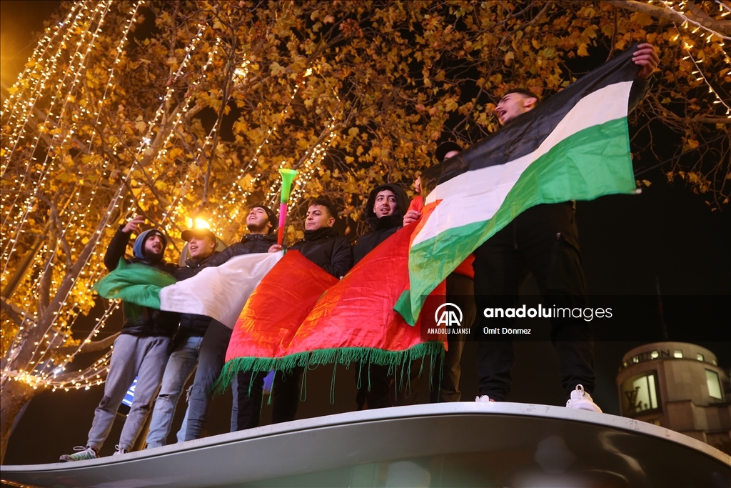 Faslı taraftarlar, Fas milli takımının Dünya Kupası'nda çeyrek finale yükselmesini Paris'te kutladı