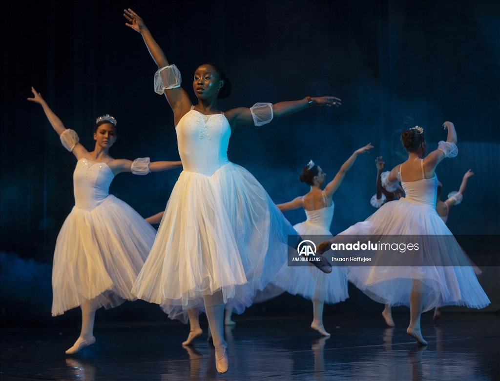 Güney Afrika’da "Fındıkkıran" bale gösterisi