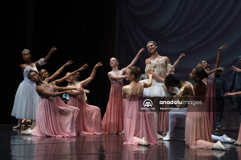 Güney Afrika’da "Fındıkkıran" bale gösterisi