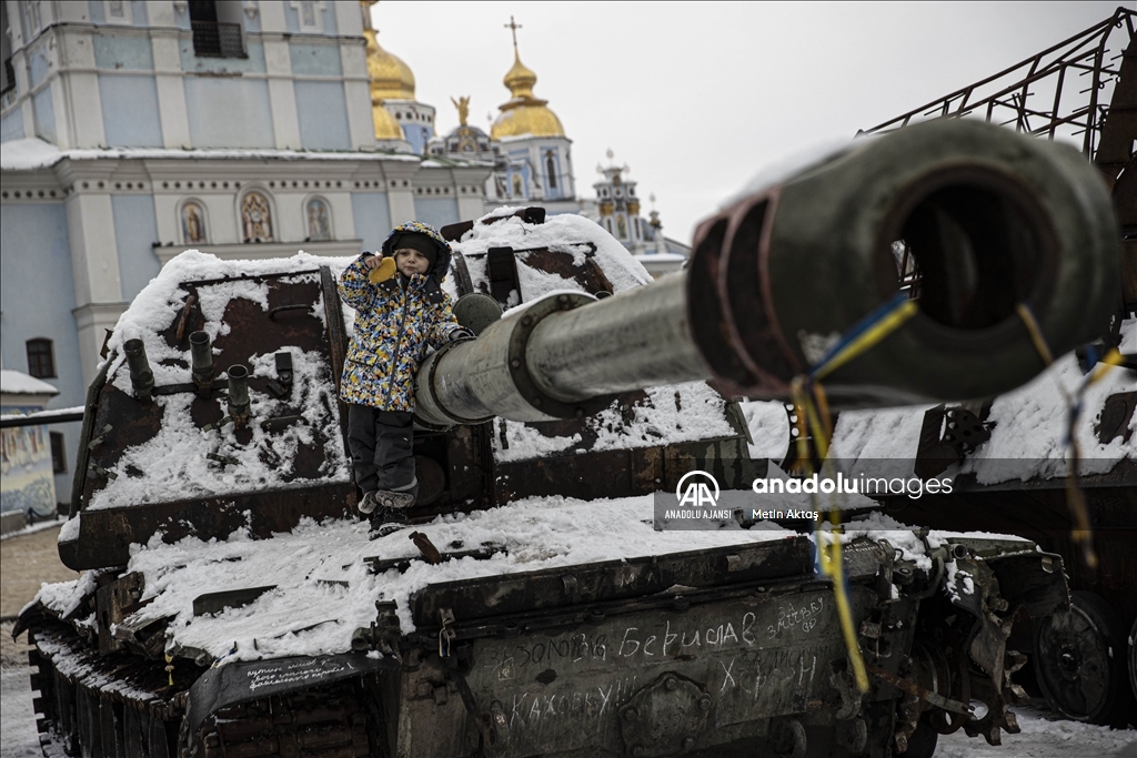 Kiev'deki Mihaylivska Meydanı'nda sergilenen Rus tankları