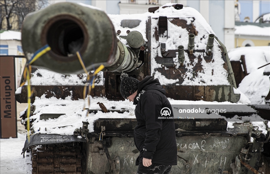 Kiev'deki Mihaylivska Meydanı'nda sergilenen Rus tankları