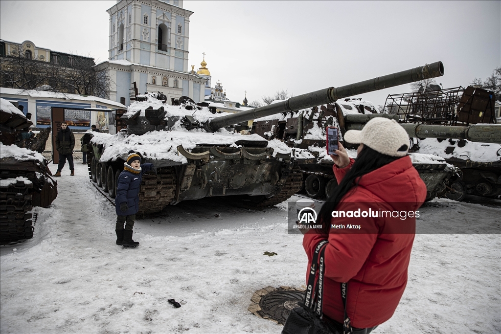 Kiev'deki Mihaylivska Meydanı'nda sergilenen Rus tankları