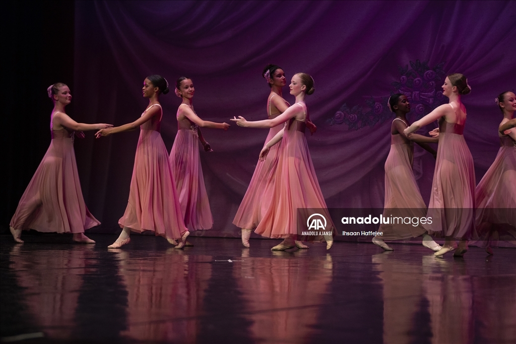 Güney Afrika’da "Fındıkkıran" bale gösterisi