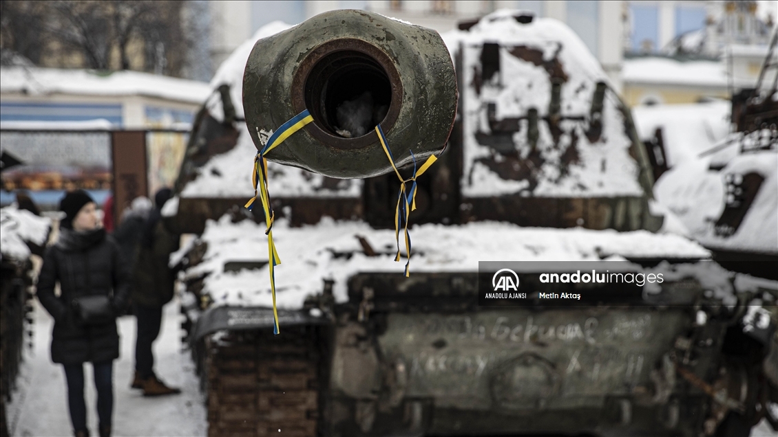 Kiev'deki Mihaylivska Meydanı'nda sergilenen Rus tankları