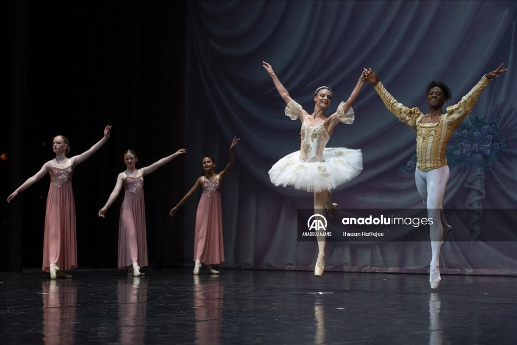 Güney Afrika’da "Fındıkkıran" bale gösterisi