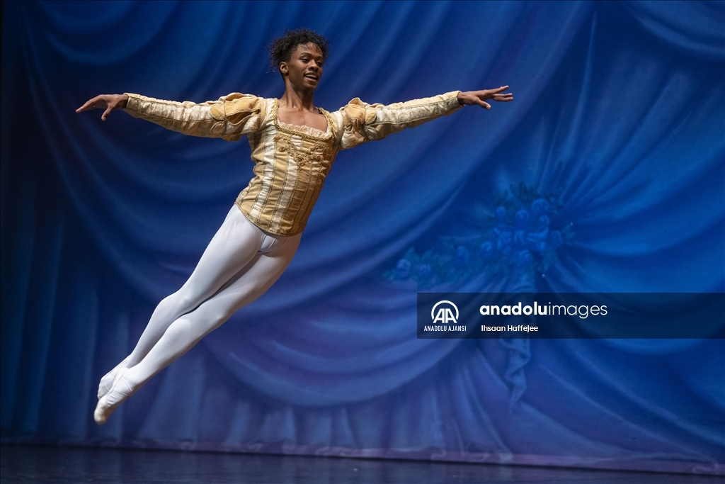 Güney Afrika’da "Fındıkkıran" bale gösterisi