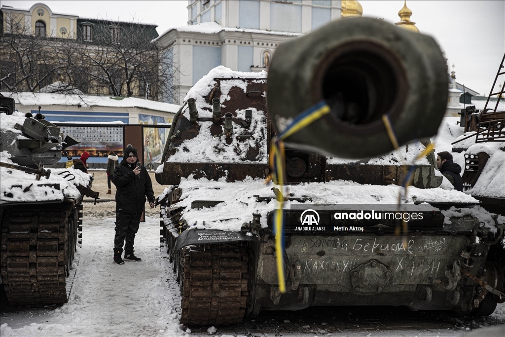 Kiev'deki Mihaylivska Meydanı'nda sergilenen Rus tankları