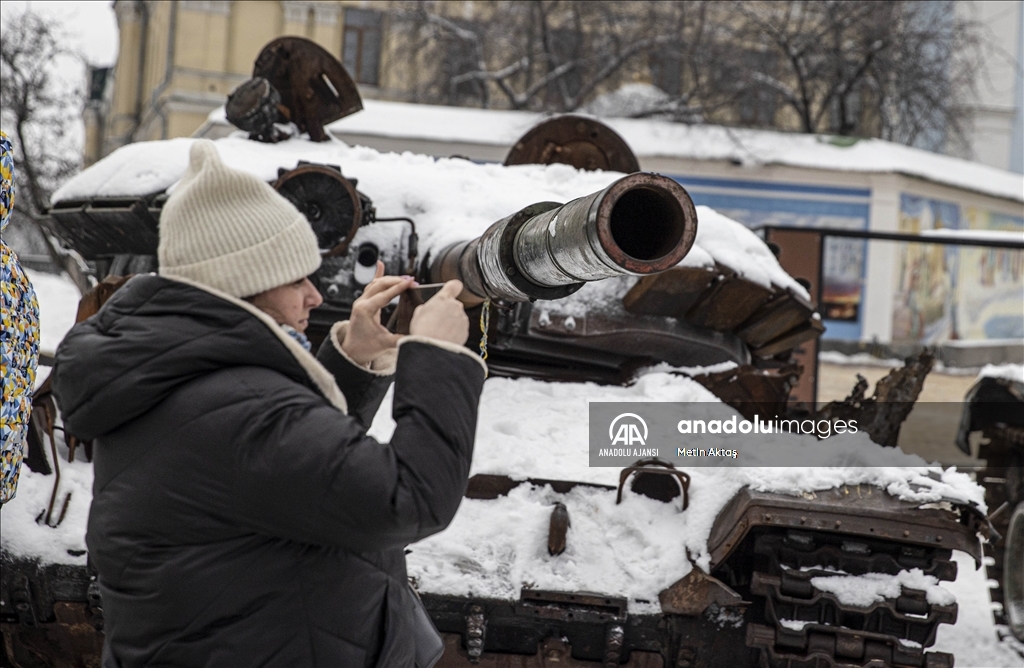 Kiev'deki Mihaylivska Meydanı'nda sergilenen Rus tankları
