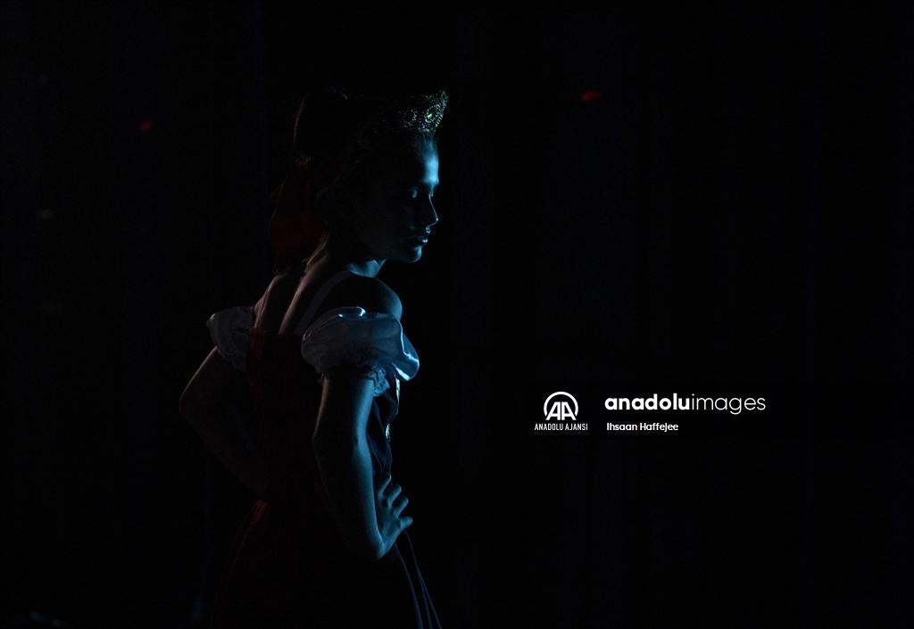 Güney Afrika’da "Fındıkkıran" bale gösterisi