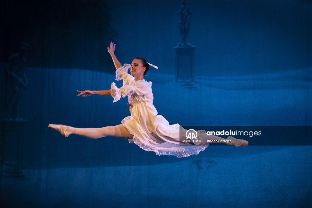 Güney Afrika’da "Fındıkkıran" bale gösterisi