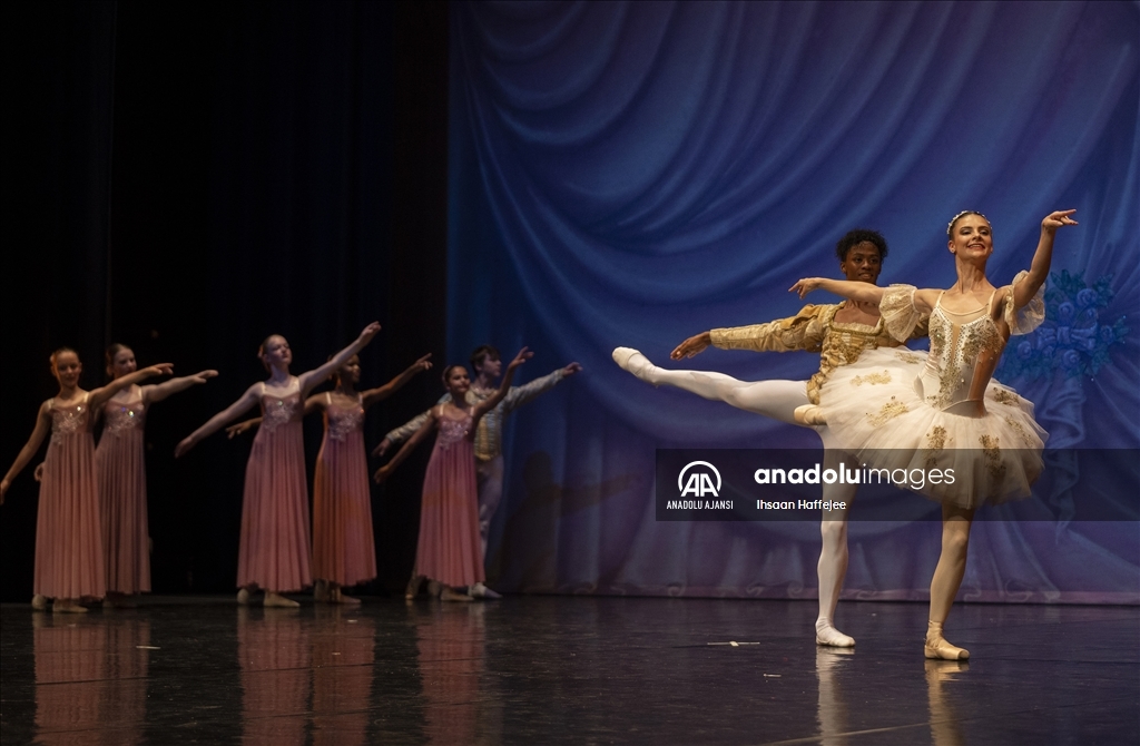 Güney Afrika’da "Fındıkkıran" bale gösterisi