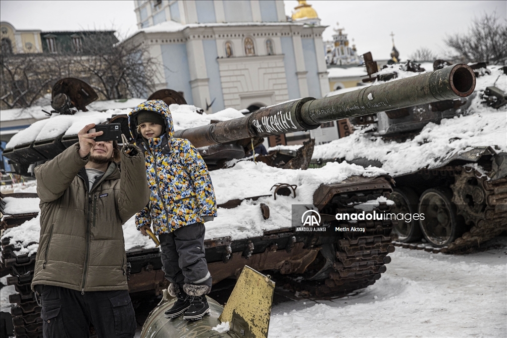 Kiev'deki Mihaylivska Meydanı'nda sergilenen Rus tankları