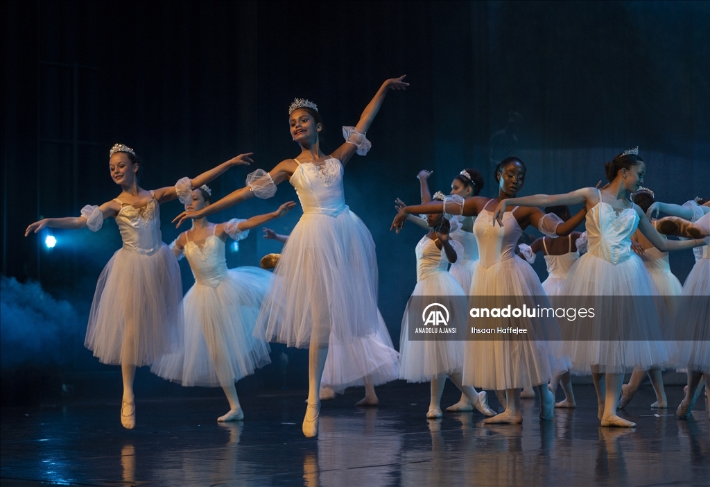 Güney Afrika’da "Fındıkkıran" bale gösterisi