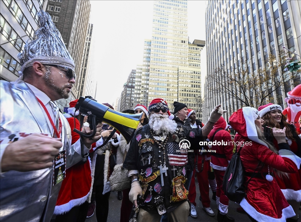 New York'ta Santacon Günü'nde renkli görüntüler Anadolu Ajansı