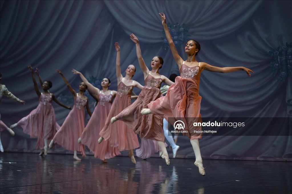 Güney Afrika’da "Fındıkkıran" bale gösterisi