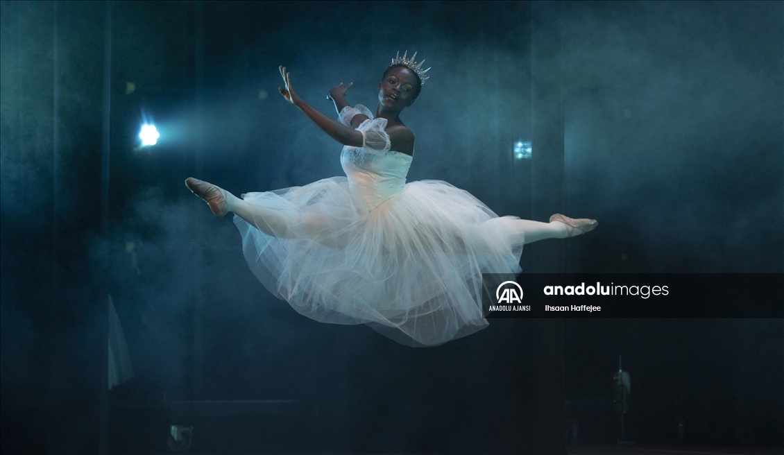 Güney Afrika’da "Fındıkkıran" bale gösterisi