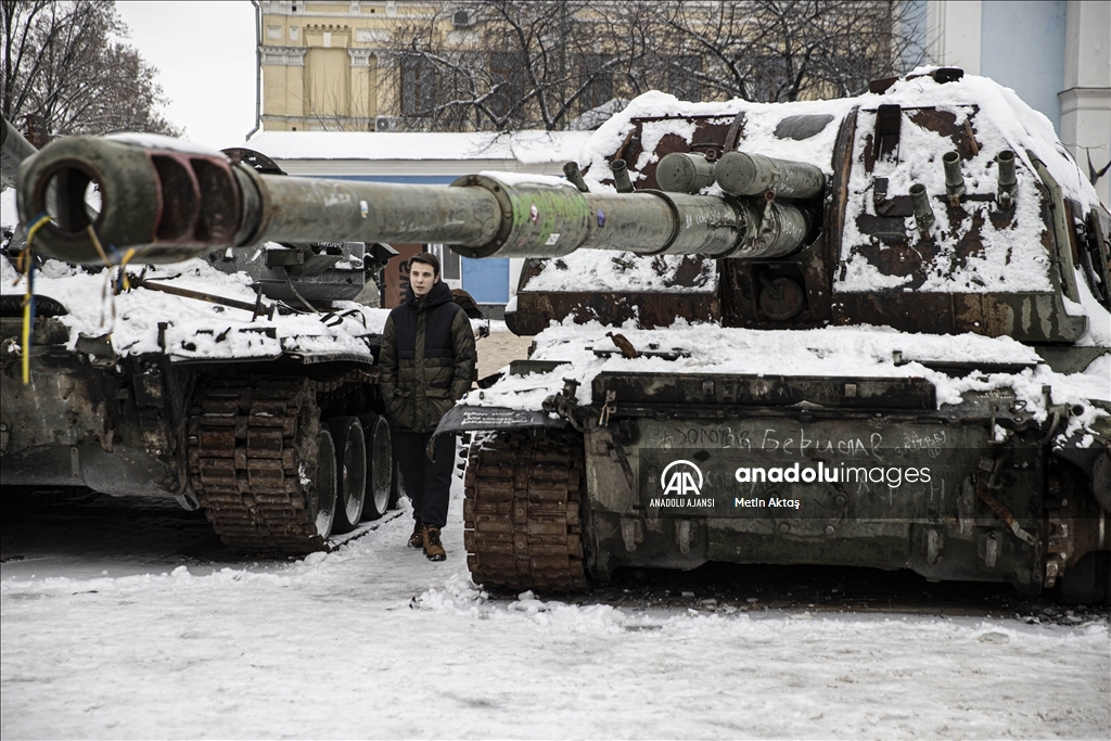 Kiev'deki Mihaylivska Meydanı'nda sergilenen Rus tankları